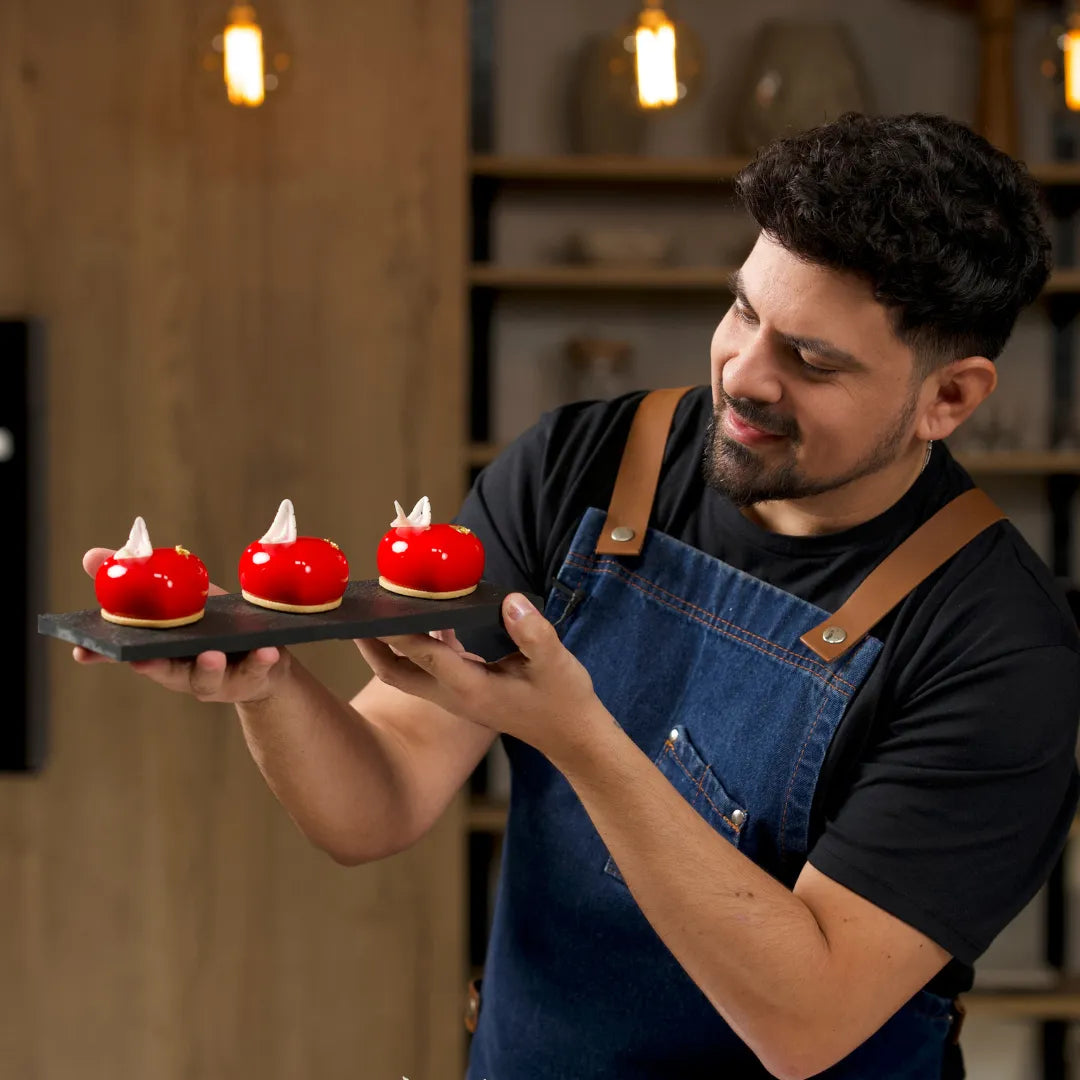 Mini Gateaux: Corazón de Frambuesa, Tarta Banoffee, Lingote de Naranja y Tarta de Arándanos