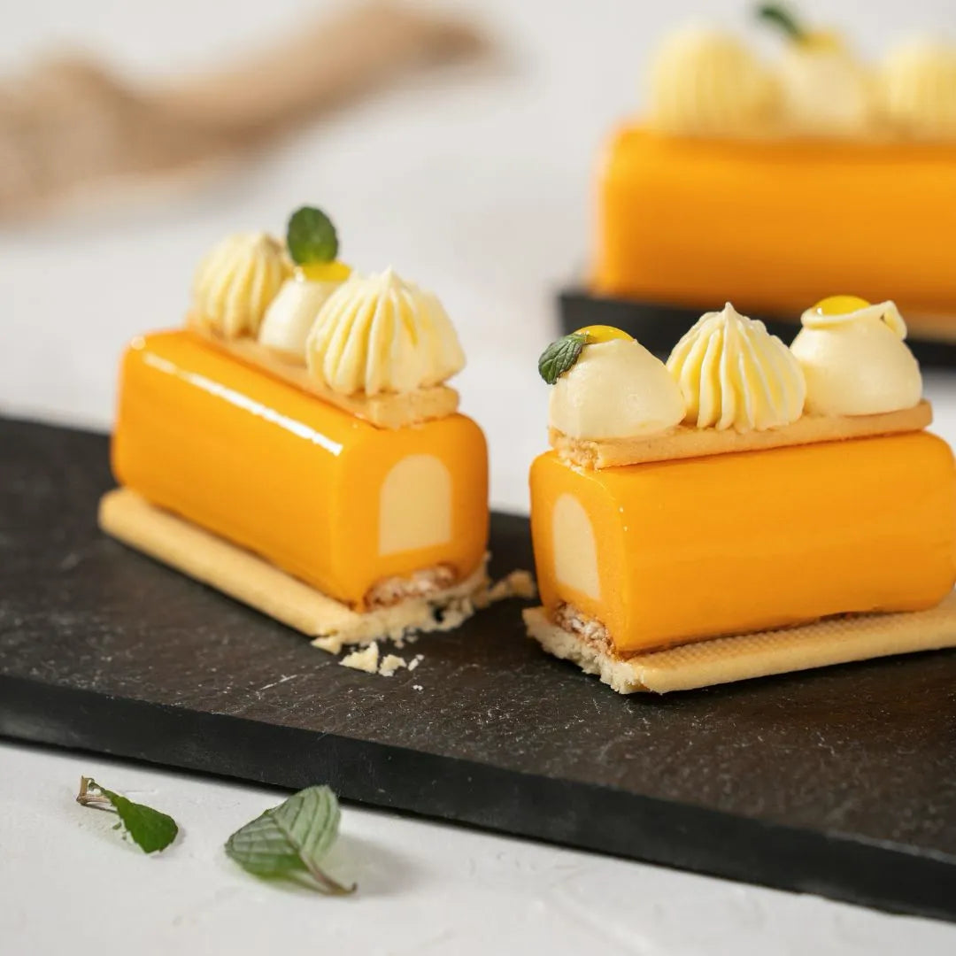 Mini Gateaux: Corazón de Frambuesa, Tarta Banoffee, Lingote de Naranja y Tarta de Arándanos